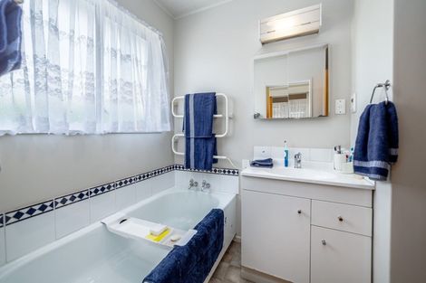 Photo of property in 2 Booth Street, Carterton, 5713