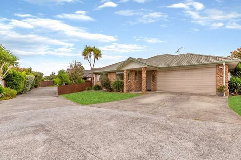 Photo of property in 15 Breaker Grove, Waiuku, 2123