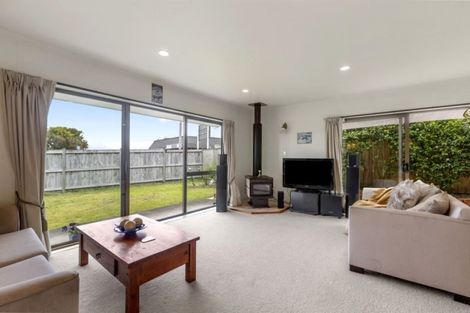 Photo of property in 2/963 Beach Road, Torbay, Auckland, 0630