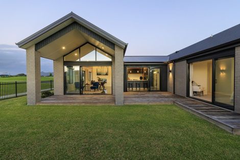 Photo of property in 14 Beveridge Road, One Tree Point, 0118