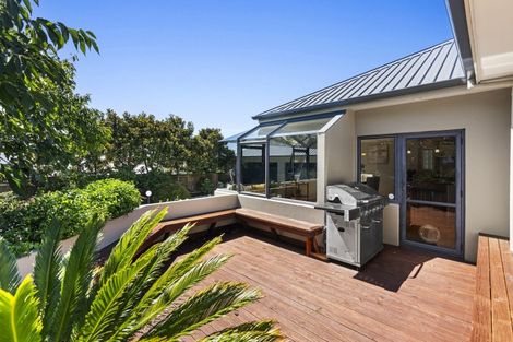 Photo of property in 92 Govett Avenue, Frankleigh Park, New Plymouth, 4310