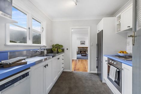 Photo of property in 5 Tui Terrace, Tawa, Wellington, 5028