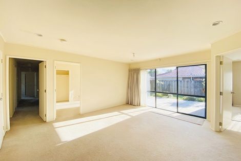 Photo of property in 38 West Fairway, Golflands, Auckland, 2013
