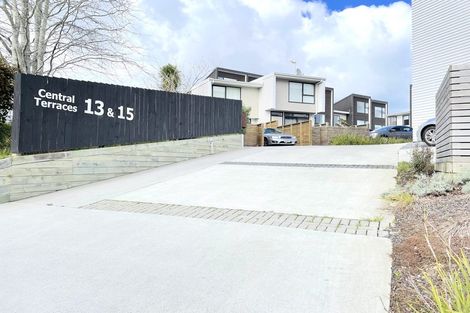 Photo of property in 10/15 Chivalry Road, Glenfield, Auckland, 0629