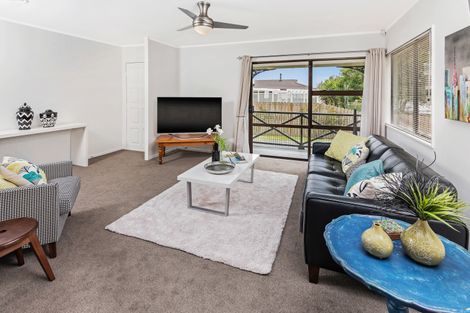 Photo of property in 25 Gosford Drive, Botany Downs, Auckland, 2010
