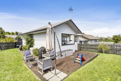 Photo of property in 2/16 Cabello Place, Unsworth Heights, Auckland, 0632