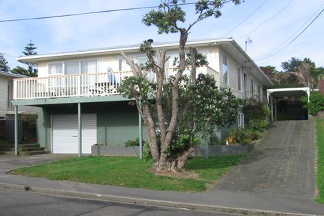 Photo of property in 9 Alder Place, Newlands, Wellington, 6037