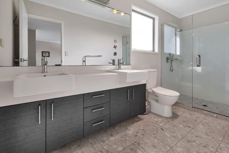 Photo of property in 9 Paradise Point Place, One Tree Point, 0118