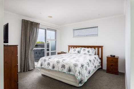 Photo of property in 1 Oakmont Crescent, Waiwhakaiho, New Plymouth, 4312