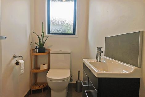 Photo of property in 16 Roto View, One Tree Point, 0118