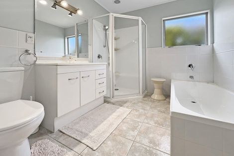 Photo of property in 8a Hauraki Crescent, Pinehill, Auckland, 0632