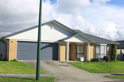 Photo of property in 2 Newry Close, East Tamaki Heights, Auckland, 2016