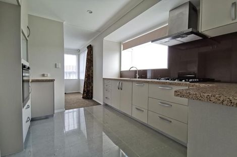 Photo of property in 12 Evesham Place, Newlands, Wellington, 6037