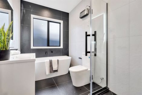 Photo of property in 18 Lewis Younie Road, Kumeu, 0810