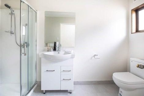 Photo of property in 1 Lynngate Place, Hillcrest, Auckland, 0627