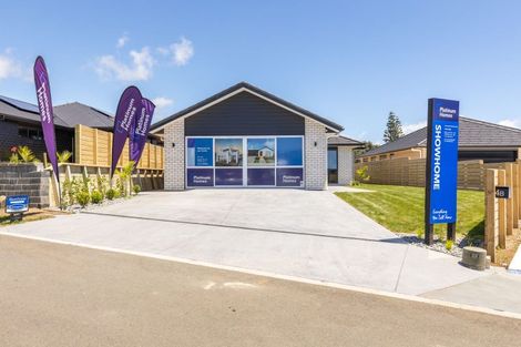 Photo of property in 8 Oakmont Crescent, Waiwhakaiho, New Plymouth, 4312