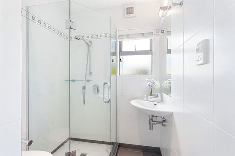 Photo of property in 40 Kittiwake Drive, Schnapper Rock, Auckland, 0632