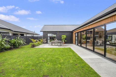 Photo of property in 2 Len Ireland Drive, Kumeu, 0810
