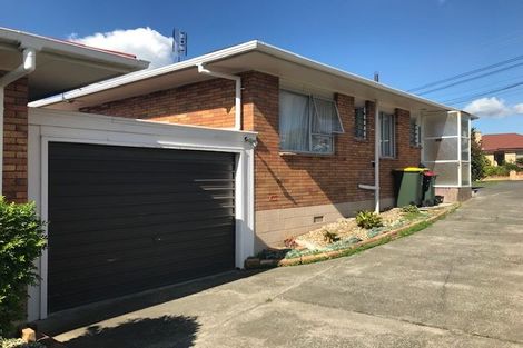 Photo of property in 2/62 Uxbridge Road, Mellons Bay, Auckland, 2014
