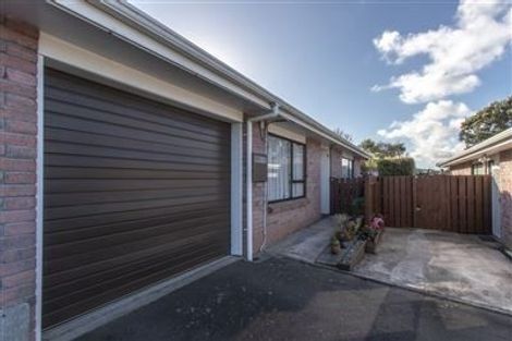 Photo of property in 2/4 Stewart Drive, Newlands, Wellington, 6037