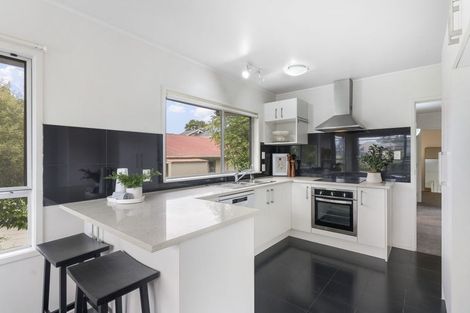 Photo of property in 2/218 East Coast Road, Forrest Hill, Auckland, 0620