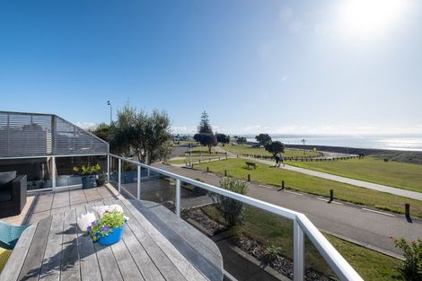 Photo of property in 2 North Terrace, Westshore, Napier, 4110