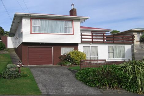 Photo of property in 11 Alder Place, Newlands, Wellington, 6037