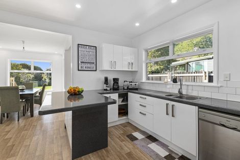 Photo of property in 17 Ruru Street, Waikanae, 5036