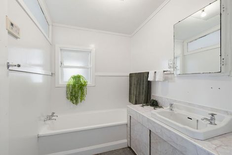 Photo of property in 4 Ashton Terrace, Castlecliff, Whanganui, 4501