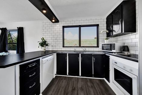 Photo of property in 84 Pioneer Road, Moturoa, New Plymouth, 4310