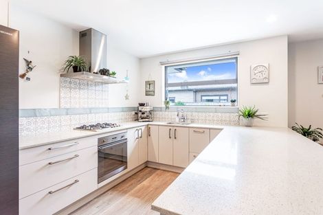 Photo of property in 13 Robert Might Road, Kumeu, 0810