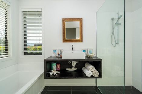 Photo of property in 5 Peregrine Place, Kinloch, Taupo, 3377