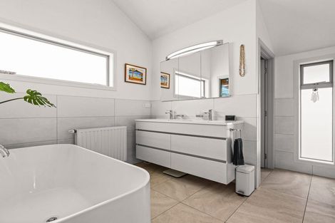 Photo of property in 40 Oceanview Road, Mount Maunganui, 3116
