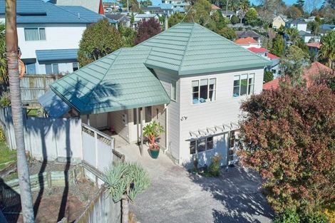 Photo of property in 2/30 Sunset Road, Unsworth Heights, Auckland, 0632