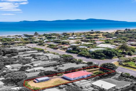 Photo of property in 14 Te Miti Street, Paekakariki, 5034