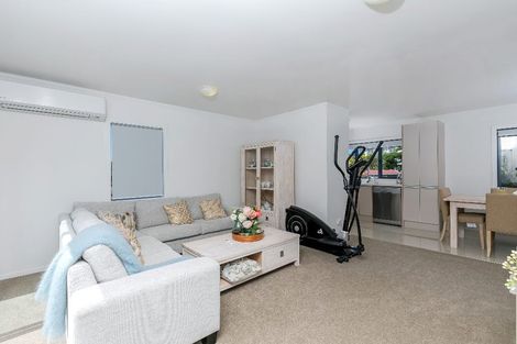 Photo of property in 3/5 John Jennings Drive, Oteha, Auckland, 0632