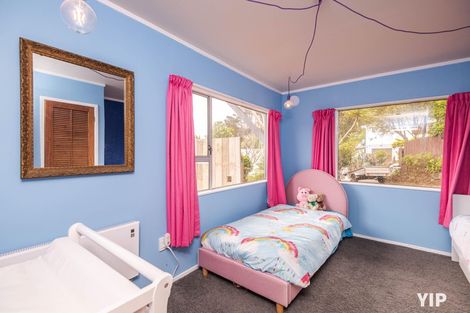 Photo of property in 52 Colchester Crescent, Newlands, Wellington, 6037