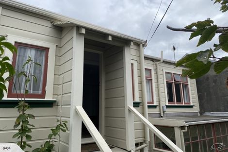 Photo of property in 14 Hawker Street, Mount Victoria, Wellington, 6011