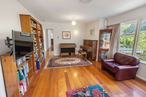 Photo of property in 18 Kiwi Crescent, Tawa, Wellington, 5028