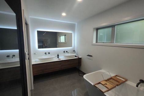 Photo of property in 27 The Brae, Mount Pleasant, Christchurch, 8081