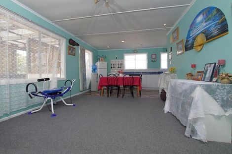 Photo of property in 2 Christmas Road, Manurewa, Auckland, 2102