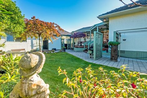 Photo of property in 12 Saint Albans Avenue, Hokowhitu, Palmerston North, 4410