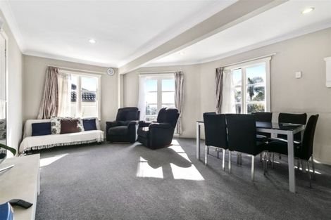 Photo of property in 183 Carlisle Road, Northcross, Auckland, 0632