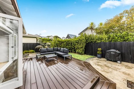 Photo of property in 2/42 Walmer Road, Point Chevalier, Auckland, 1022