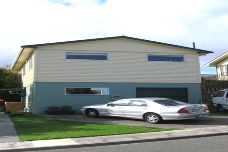 Photo of property in 22 Colchester Crescent, Newlands, Wellington, 6037