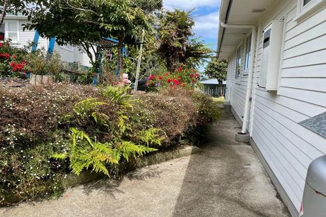 Photo of property in 16 Turville Crescent, Newlands, Wellington, 6037