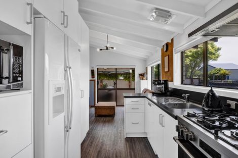 Photo of property in 10 Kamahi Avenue, Hawera, 4610