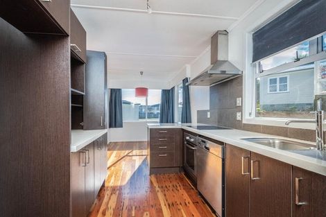 Photo of property in 27 Brooker Grove, Newlands, Wellington, 6037