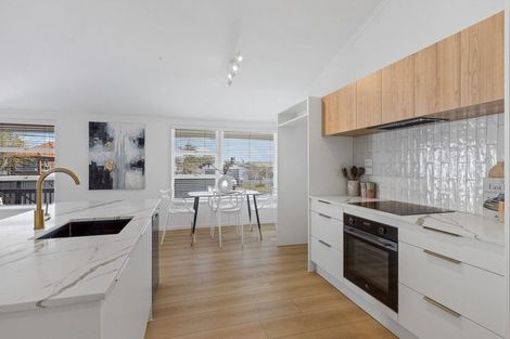 Photo of property in 3/50 Old Lake Road, Narrow Neck, Auckland, 0624