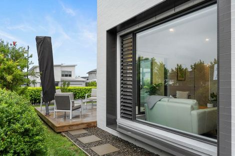 Photo of property in 8 Kuparu Lane, Red Beach, 0932